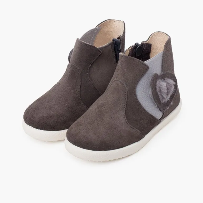 Menina Pisamonas Bota Elastico Lateral Coracao Pelinho