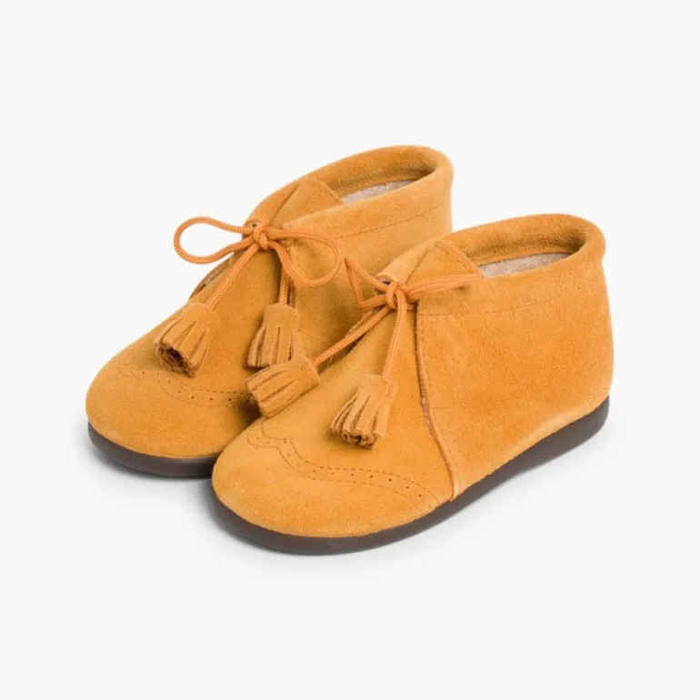 Menino Pisamonas Botas Camurca Com Picotado E Berloques