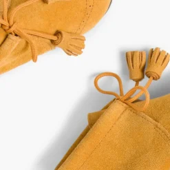 Menino Pisamonas Botas Camurca Com Picotado E Berloques