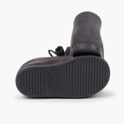 Menino Pisamonas Botas Camurca Com Picotado E Berloques