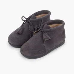 Menino Pisamonas Botas Camurca Com Picotado E Berloques