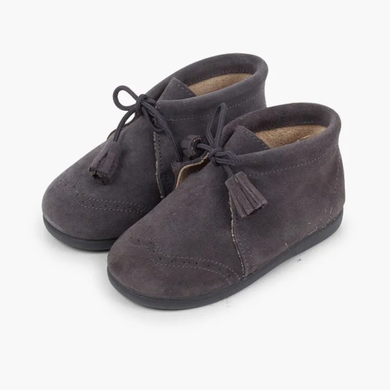 Menino Pisamonas Botas Camurca Com Picotado E Berloques